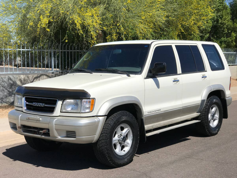 Illustration for article titled For $4,500, Is This Five-Speed 1999 Isuzu Trooper Super-Duper?